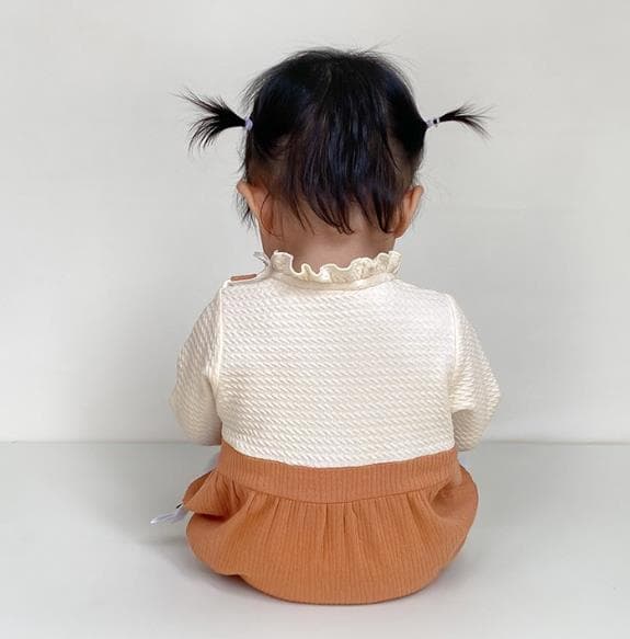 女の子用刺繍長袖ロンパース可愛いサスペンダー付き
