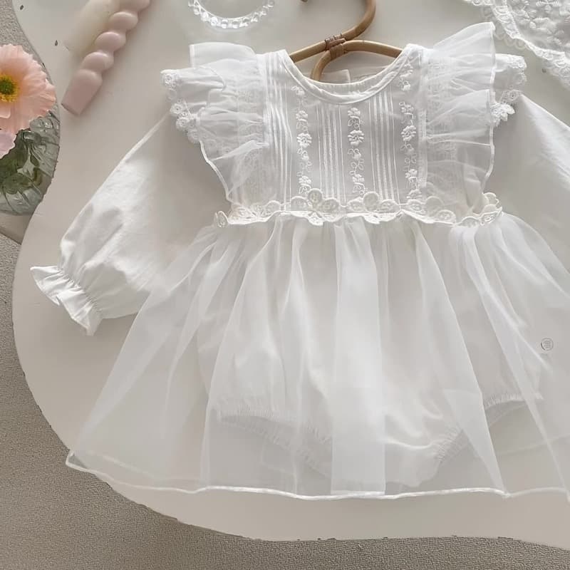 女の子 長袖 刺繍入りレース ワンピース型ロンパース 帽子付き