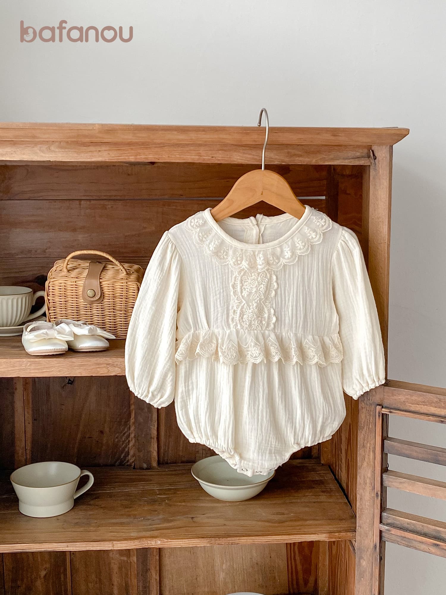 ロンパース レース襟付き優美なベビーロンパース