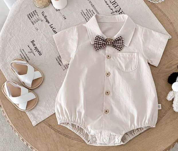男の子 蝶ネクタイ付き半袖ロンパース